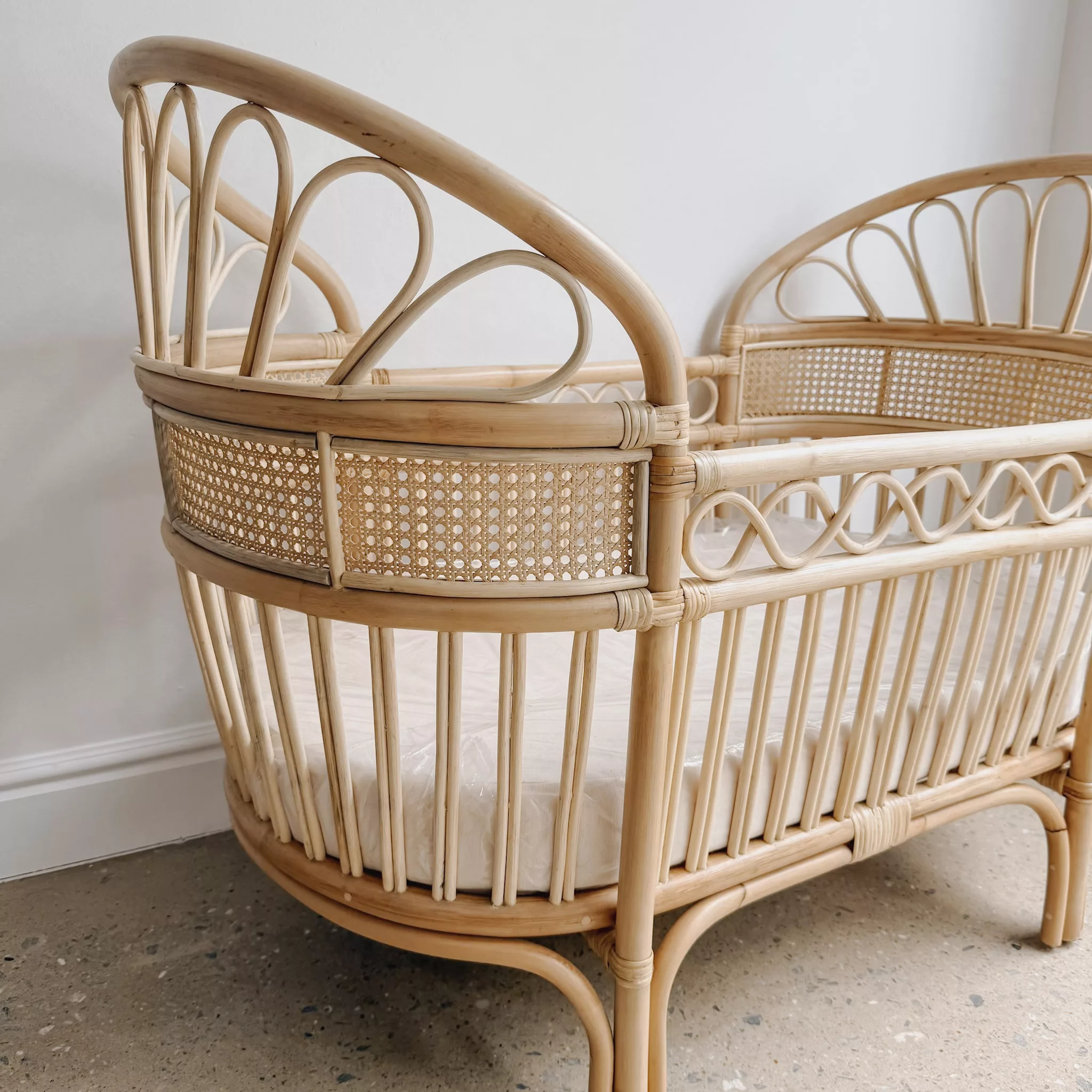 RATTAN FLOWER BABY CRIB/BED - Image 4