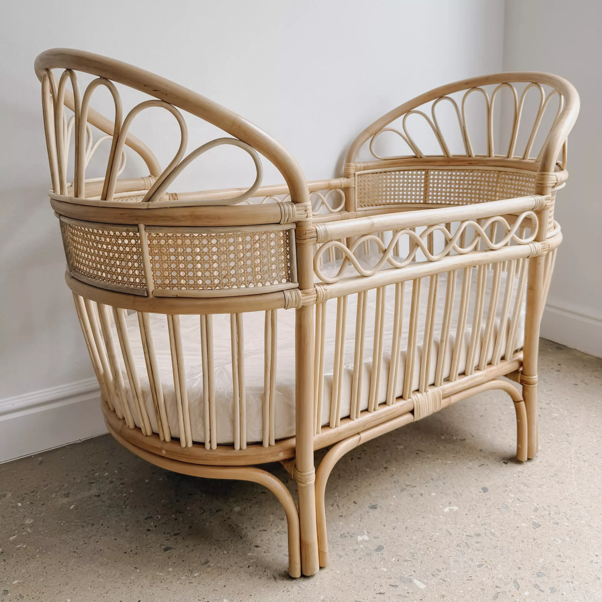 RATTAN FLOWER BABY CRIB/BED - Image 3
