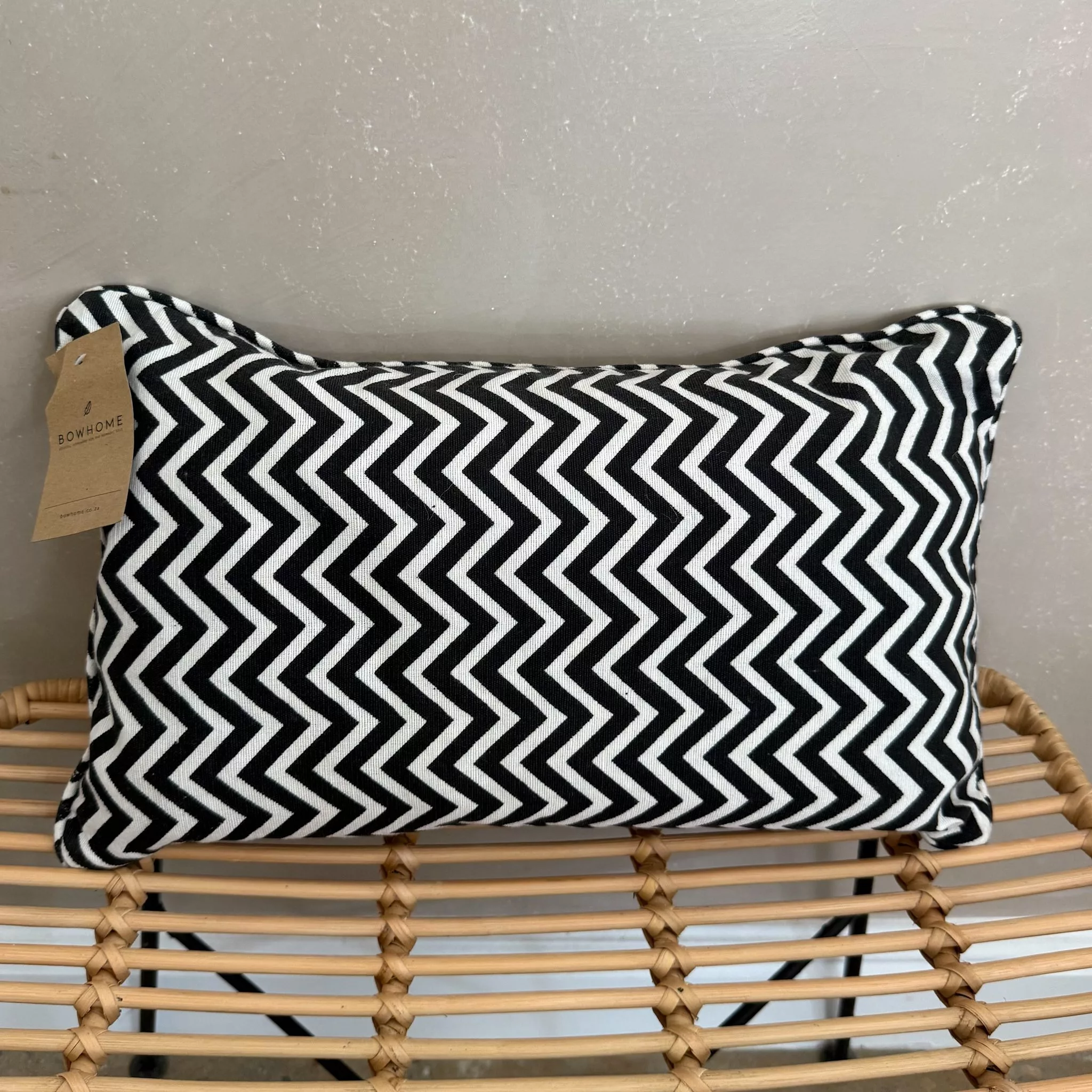 BLACK AND WHITE ZIGZAG SCATTER CUSHION 40X30