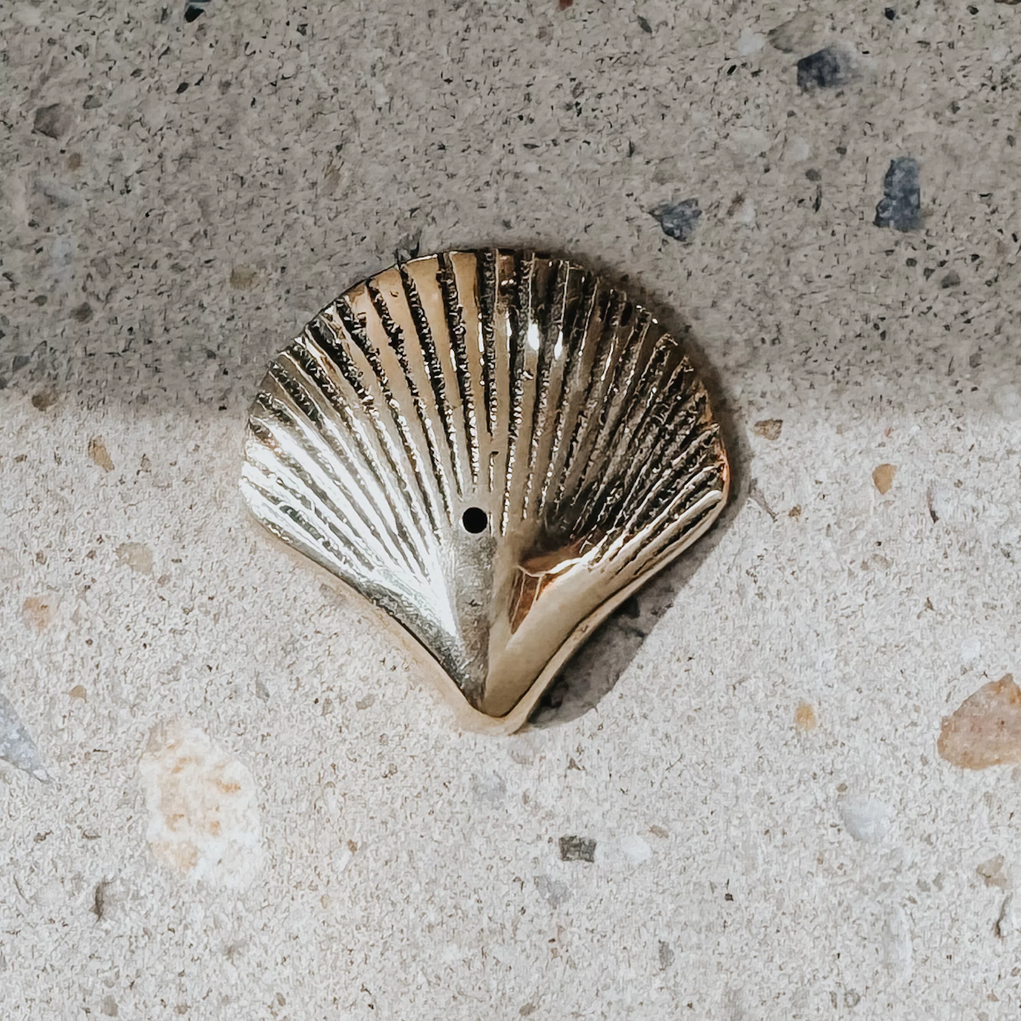CLAM SHELL INCENCE HOLDER
